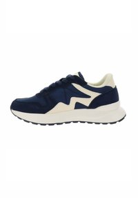 Sneaker basso blu navy e beige con chiusura frontale con lacci, suola imbottita bianca e suola in gomma testurizzata per una presa sicura, mostrato di profilo.