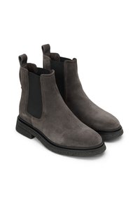 Bottines Chelsea en suede gris avec des panneaux latéraux élastiques, des languettes au talon, un bout arrondi et une semelle noire texturée pour une meilleure adhérence.