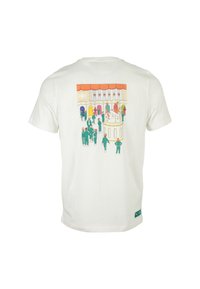 T-shirt bianca a maniche corte con un'illustrazione sul retro che rappresenta una scena con personaggi diversi, una torta e un arco decorativo sopra.