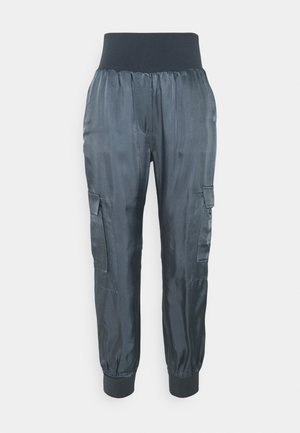 Donkergrijze cargobroek van glanzende stof, met zijzakken, een brede elastische tailleband en elastische boorden bij de enkels.