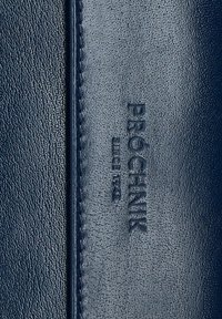 Ciemnoniebieska, teksturowana skóra z wytłoczonym brandingiem "PROCHNIK". Gładkie wykończenie z widocznym detalem szwów wzdłuż krawędzi.