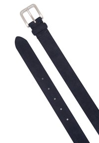 Ceinture en daim bleu marine avec une boucle en métal argenté, présentant une texture lisse, une pointe effilée et plusieurs trous de réglage pour un ajustement parfait.