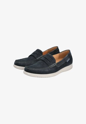 Herrenloafers aus dunkelblauem Wildleder mit weißen Gummisohlen. Verfügt über eine gestickte Akzentuierung und zwei Falten auf der Vorderseite. Glatte Textur.