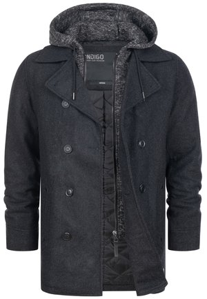 Tmavě šedý vlněný kabát s dvouřadým zapínáním a velkými knoflíky. Obsahuje prošívaný interiér a černou a šedou mikinu s kapucí.