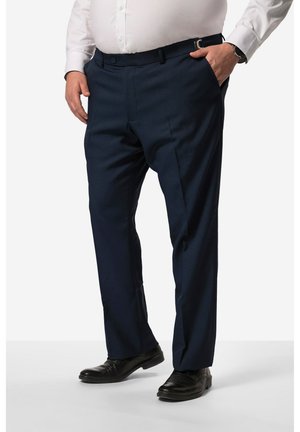 Pantaloni da abito blu navy con una texture liscia, design a gamba dritta e passanti per cintura, abbinati a scarpe nere. Adatti per occasioni formali.