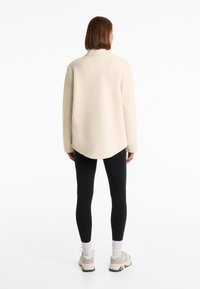 OYSHO Fleecejas - beige