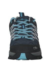 Chaussure de randonnée bleu foncé et noir avec des lacets bleu clair, des accents gris et le logo CMP sur la languette et le côté, vue de face.