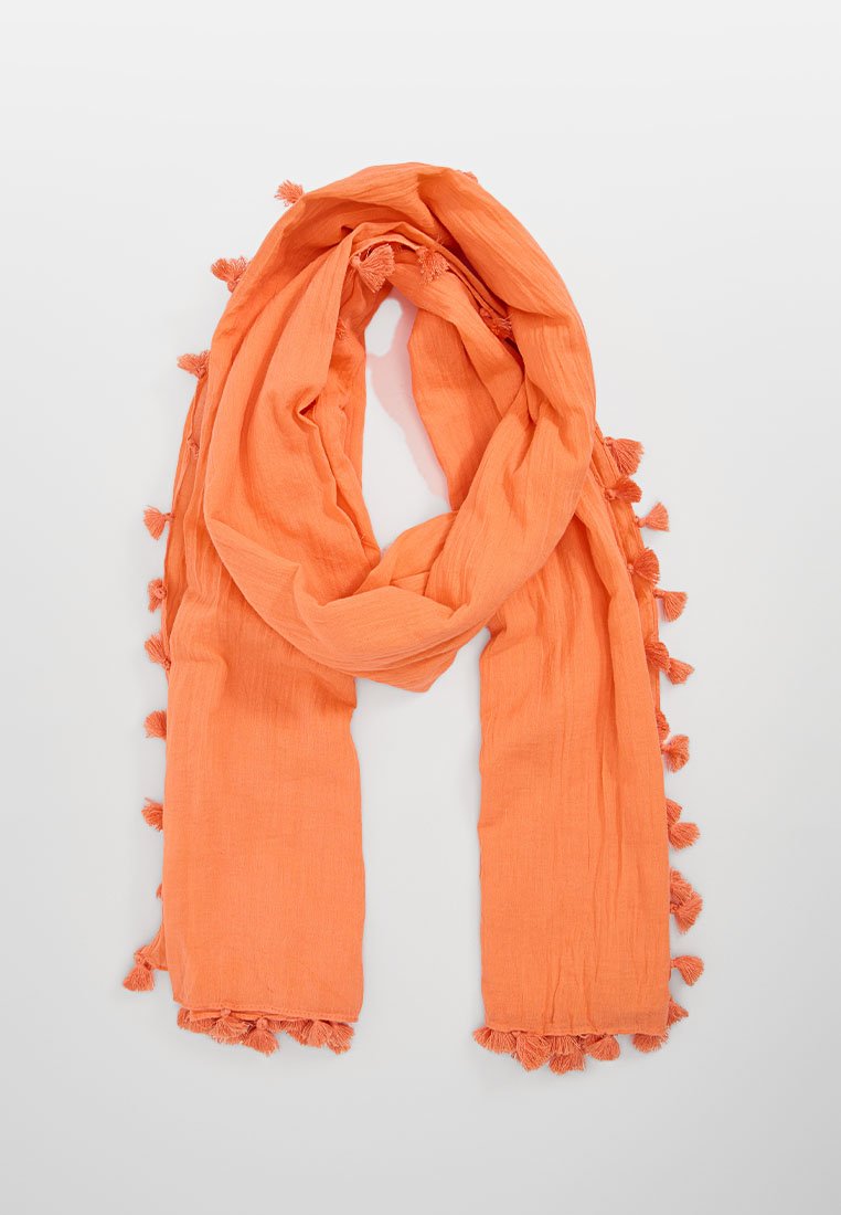 Bufanda ligera naranja con tejido texturizado, que presenta borlas decorativas a lo largo de los bordes. La bufanda está colgada de manera suelta.