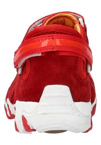 Baskets de sport en suède rouge avec une semelle blanche, une sangle réglable et une doublure en mesh avec des accents ton sur ton. La vue arrière met en évidence la texture et le design.