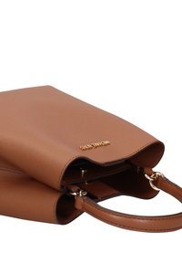 Bruine leren handtas met een getextureerd oppervlak, gouden logo-accent en dubbele handvatten. Heeft een overslagontwerp en een open bovenzijde.