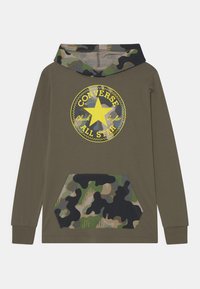 Oliwkowy hoodie z kapturem w wzór kamuflażu i kieszenią. Posiada żółtą gwiazdkę z napisem "Converse Chuck Taylor". Długie rękawy.