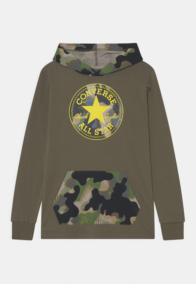 Oliwkowy hoodie z kapturem w wzór kamuflażu i kieszenią. Posiada żółtą gwiazdkę z napisem "Converse Chuck Taylor". Długie rękawy.