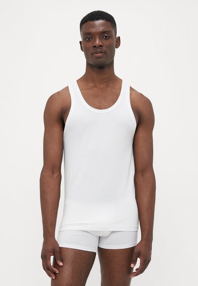 Weißes ärmelloses Tanktop aus glattem Stoff, mit rundem Halsausschnitt und breiten Schulterträgern, ergänzt durch weiße Unterhosen.