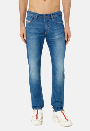 Pánské modré denimbové džíny, běžný střih, s mírným praním, jemným odřením, kontrastním prošíváním a kovovým zapínáním.