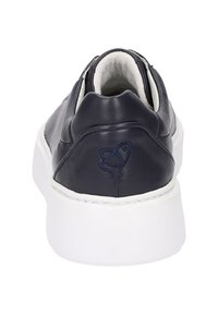 Marineblauer Leder-Sneaker mit weißer Sohle, der an der Ferse ein kleines gesticktes Detail in Form eines Fisches aufweist. Glatte Textur, abgerundete Form.