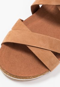 Timberland Sandaalit nilkkaremmillä - brown