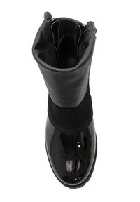 Czarne botki na kostkę z błyszczącym, lakierowanym noskiem i matową skórzaną cholewką. Krótka cholewka z lekko wywiniętym kołnierzem oraz solidną podeszwą.