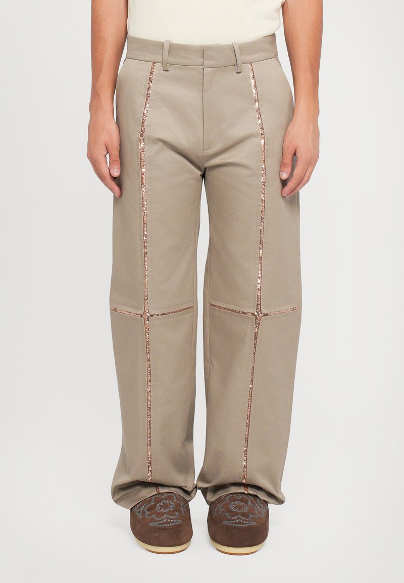 Beige wijde broek met decoratieve rosegouden pailletten zijkanten, met een op maat gemaakte taille en een gladde katoenstructuur.