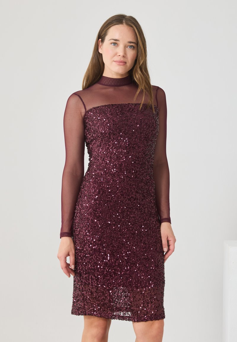 Abito di paillettes bordeaux con una silhouette aderente, maniche lunghe trasparenti e scollatura a girocollo, caratterizzato da una superficie testurizzata e un'elegante lucentezza.
