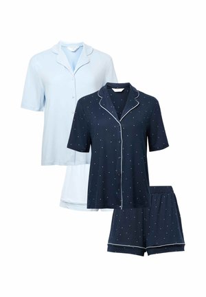 To sæt pyjamas: en lyseblå kortærmet top med krave og en marineblå top med hvide prikker, ledsaget af matchende marineblå shorts.