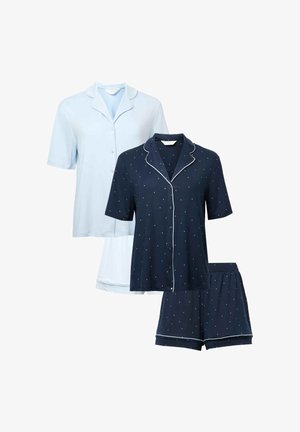 Dos conjuntos de pijamas: una camiseta de manga corta de color azul claro con cuello y una camiseta azul marino con lunares blancos, acompañada de pantalones cortos azul marino a juego.