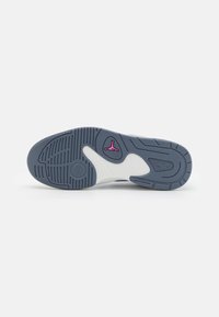 Blau-weißer Sportschuhsohle mit einem strukturierten Muster, kreisförmigen und kantigen Formen sowie einem pinken Logo.