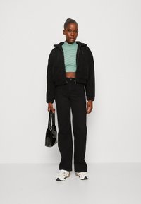 Pieces PCPEGGY WIDE PANT - Ravne kavbojke - black