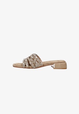 Sandalo beige in camoscio con tacco basso e ampi cinturini decorati con gruppi di strass scintillanti.