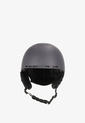 Mattgrauer Helm mit weicher schwarzer Innenpolsterung und verstellbarem Riemen. Verfügt über Belüftungsschlitze rund um den oberen Bereich für Luftzirkulation.