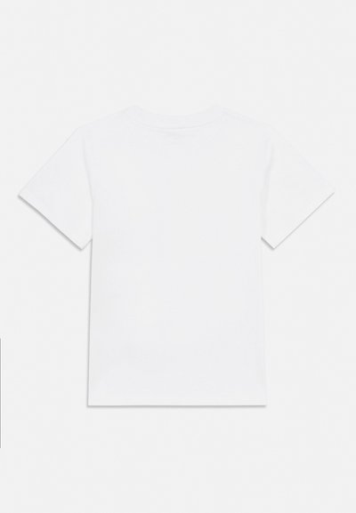 Vienkārša balta īsrokas T-krekls ar apaļu kakla izgriezumu, izklāts taisni, skatīts no mugurpuses, uz gaismas pelēkas virsmas.