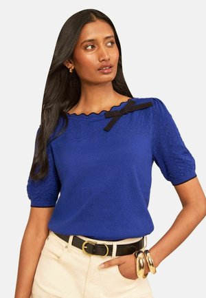 Love & Roses, REGULAR FIT - SCALLOPED BOW DETAIL SHORT SLEEVE BOAT NECK KNITTED TOP - Trükipildiga T-särk -  blue
