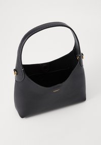 Sac à main en cuir noir avec une anse courbée, texture lisse et accent logo doré. Le dessus ouvert révèle un intérieur spacieux avec des détails de couture.