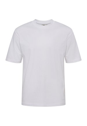 Prosty biały t-shirt z krótkim rękawem i okrągłym dekoltem o luźnym kroju, prezentowany na białym tle.