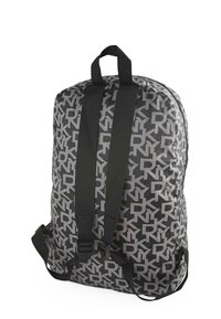 Mochila negra y gris con un patrón de logotipo repetido, correas ajustables negras y un asa superior para llevar. Diseño de tejido duradero.