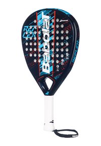 Sort og blå paddel med en struktureret overflade, der har en række huller og et hvidt håndtag med greb og håndledsrem.