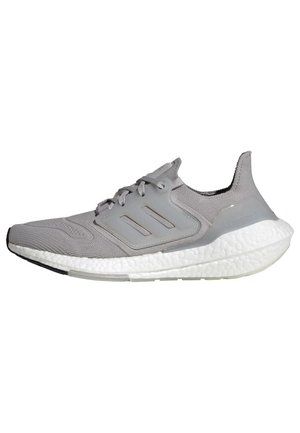 Szare sportowe sneakersy z teksturowaną siateczkową cholewką, trzema paskami, z zapięciem na sznurówki i grubą, białą, amortyzującą podeszwą.