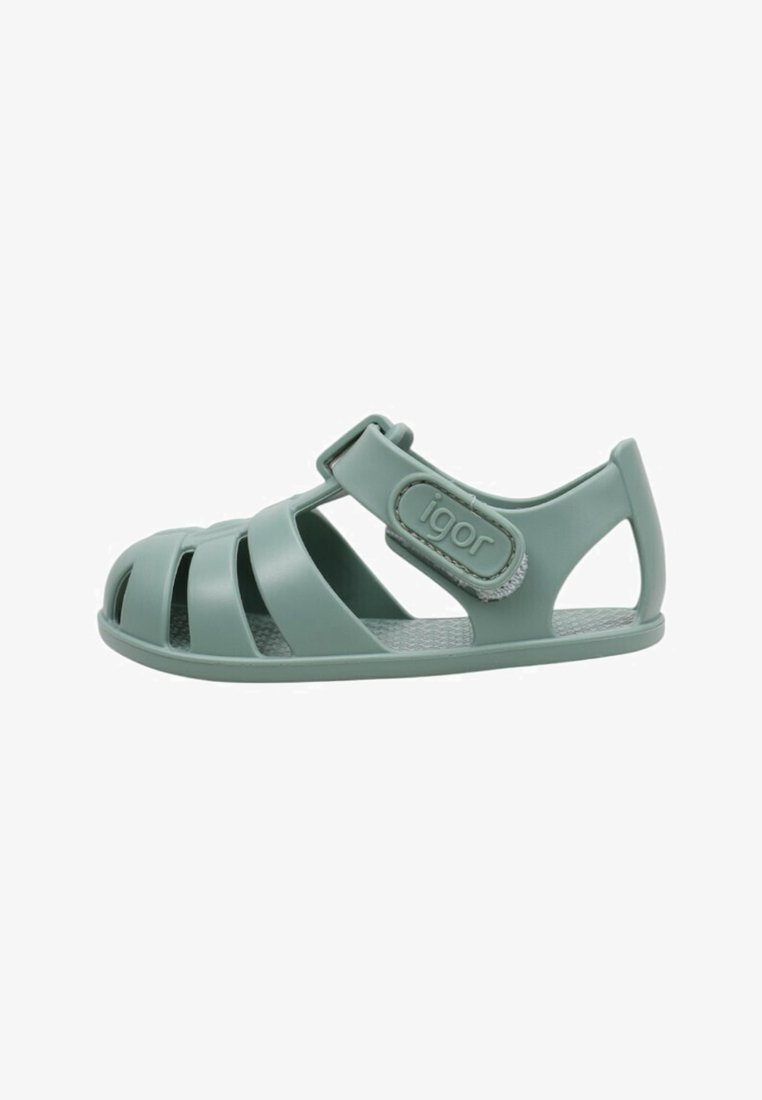 Sandale en caoutchouc verte à bout fermé pour enfant avec bride réglable et logo "igor" sur le côté, présentée sur fond blanc.