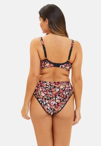 Conjunto de bikini floral con fondo negro y estampados de flores multicolores, tirantes ajustables y braguitas de talle alto.