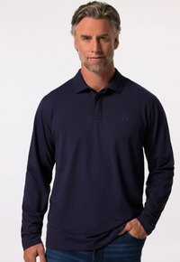 Langdarpaa polo in marineblauw, gemaakt van zachte stof. Kenmerkt een klassieke kraag en een subtiel logo op de borst.