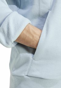 adidas Sportswear MIT LOGO - Felpa con cappuccio - rauchblau