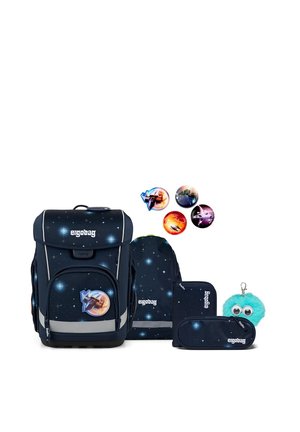 Dunkelblaues Schulranzen-Set mit Stern- und Planetenmustern, passenden Federmäppchen, weltraumthemenbezogenen Abzeichen und einem blauen flauschigen Schlüsselanhänger.