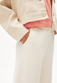 ARMEDANGELS HIMAARI - Stoffhose - oatmilk