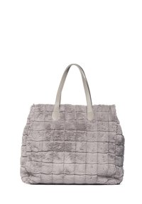 Grijze faux bonttas met een gestructureerd, doorgestikt ontwerp. Heeft twee korte, gladde grijze handvatten. Zachte, pluizige oppervlakte zonder zichtbaar beslag.