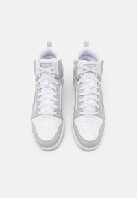 Höga sneakers med en vit läderkropp och grå detaljer, perforerat tåbox och platta vita snören. Slät textur genom hela skon.