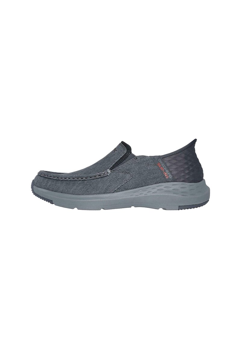 Zapatos slip-on en tela gris oscuro con un acabado texturizado, que cuentan con una entresuela flexible y un cuello acolchado para mayor comodidad.