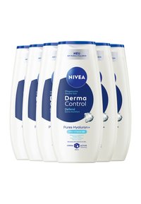 Weiße Plastikflaschen mit blauen Akzenten. Auf dem Etikett steht „NIVEA Derma Control“ und es sind Grafiken von Wassertropfen zu sehen. Fassungsvermögen: 250 ml.