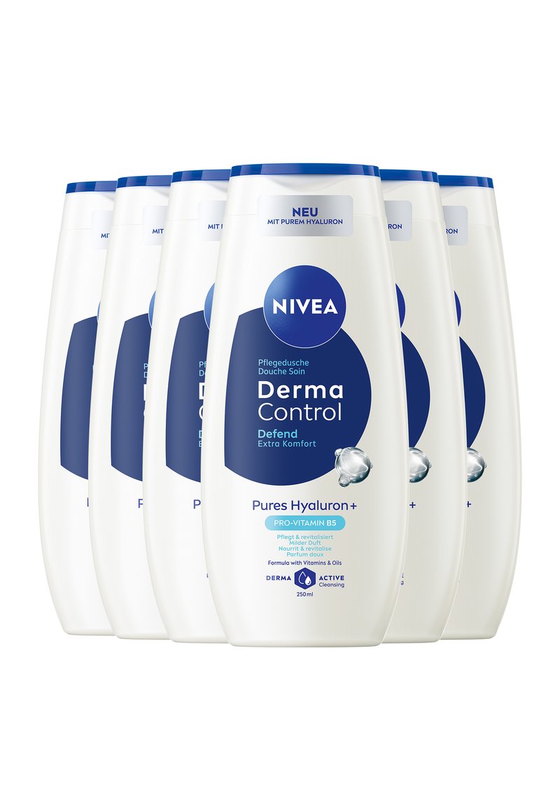 Weiße Plastikflaschen mit blauen Akzenten. Auf dem Etikett steht „NIVEA Derma Control“ und es sind Grafiken von Wassertropfen zu sehen. Fassungsvermögen: 250 ml.