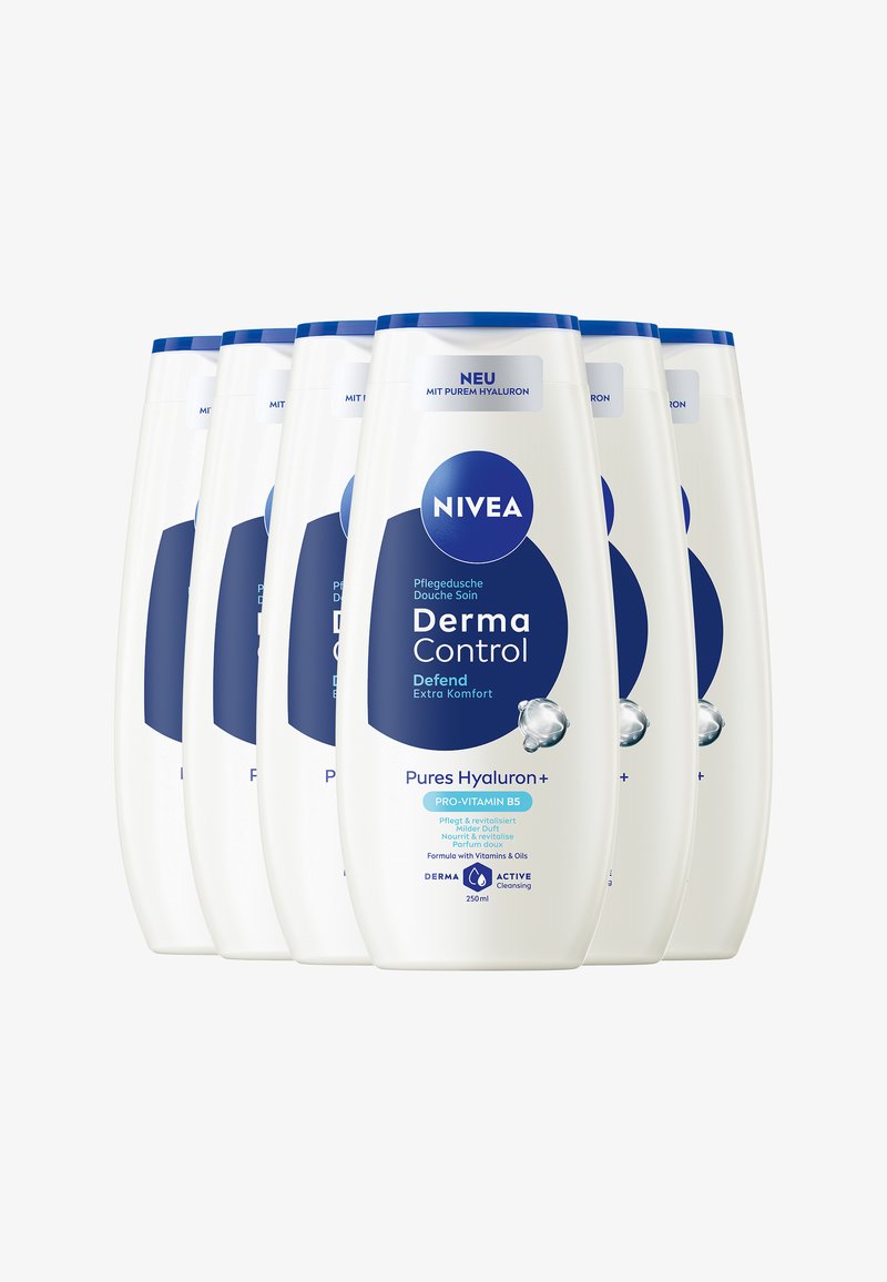 Weiße Plastikflaschen mit blauen Akzenten. Auf dem Etikett steht „NIVEA Derma Control“ und es sind Grafiken von Wassertropfen zu sehen. Fassungsvermögen: 250 ml.