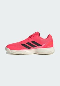 Baskets de sport rose vif avec des bandes noires Adidas, semelle en caoutchouc blanche et dessus en mesh, vues de côté sur un fond uni.