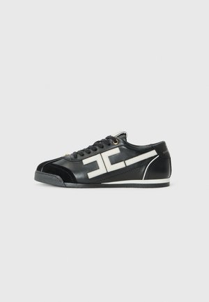 Baskets basses - nero/milk